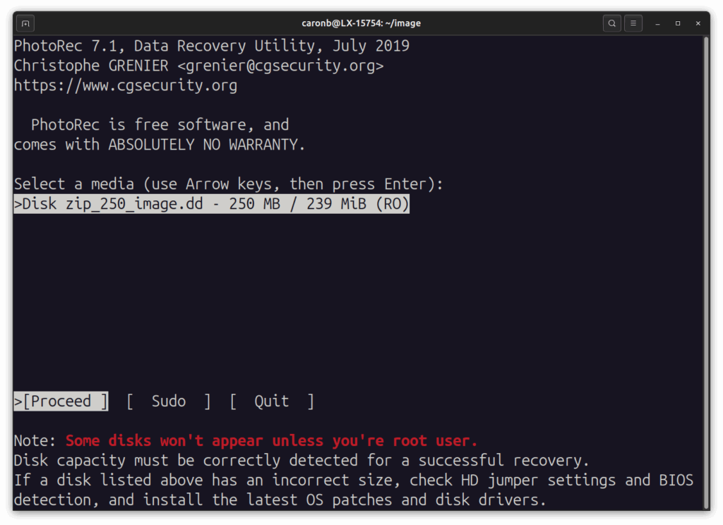 Capture d'écran de l'écran inital de l'utilitaire PhotoRec version 7.1. Ici, l'interface, dans un terminal , propose la sélection du support "media" où chercher des données à récupérer. 