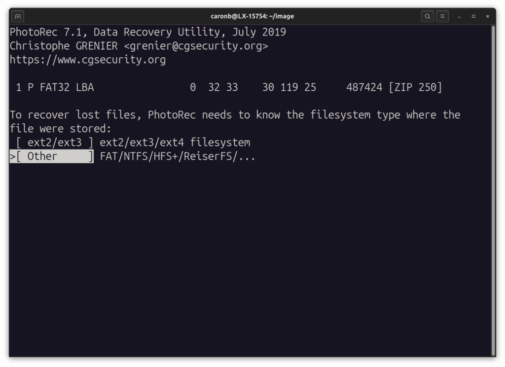 Capture d'écran du troisième écran de l'utilitaire PhotoRec version 7.1. L'interface propose la sélection du système de fichiers de la partition concernée. Il s'agit soit d'un système de fichiers GNU/Linux (ext2/ext3/ext4...) ou d'un autre type (FAT/NTFS/HFS+...).