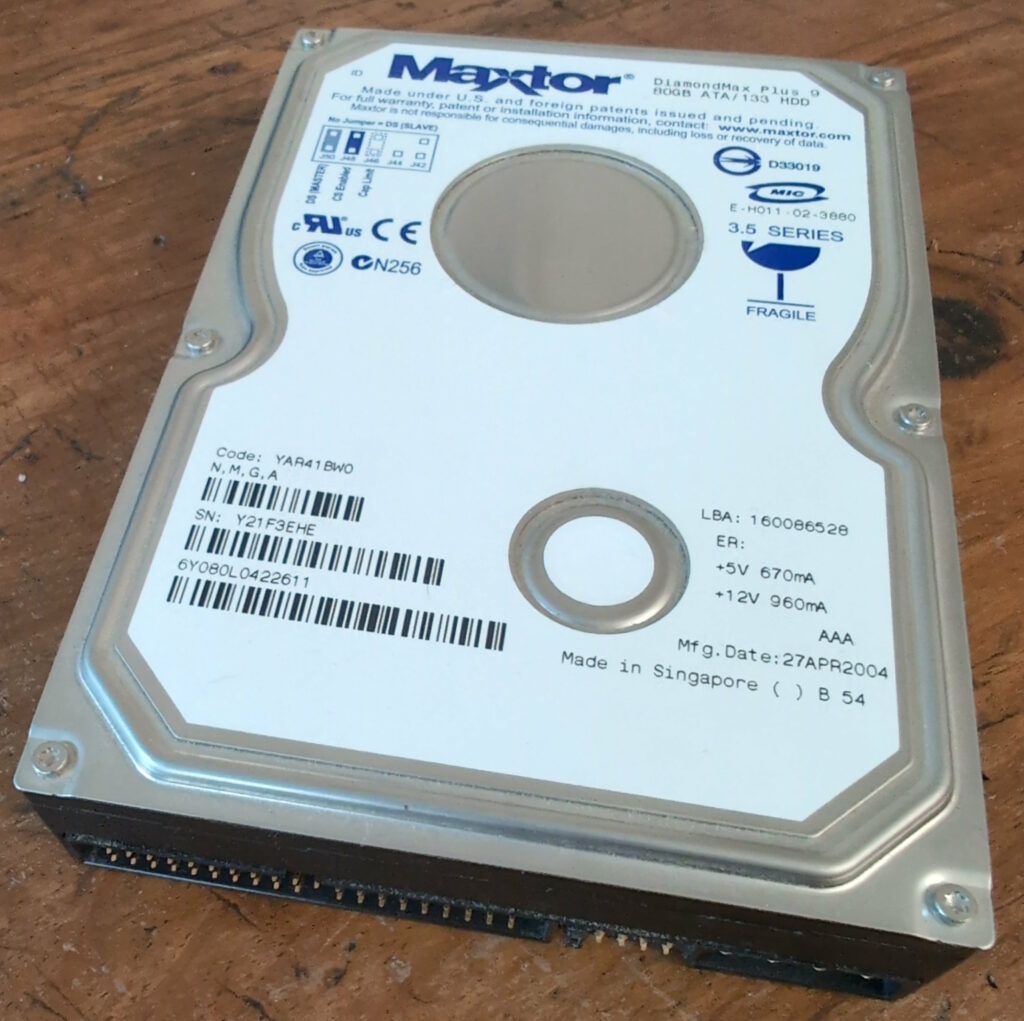 Le disque dur, une fois extrait, vu d'en haut, avec la connectique face à nous - à gauche, les quarante broches du port PATA, et à droite, l'alimentation.