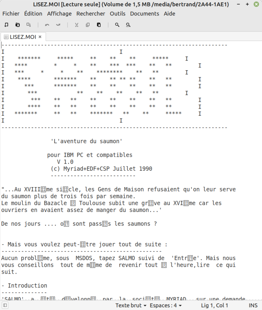 Capture d'une fenêtre d'éditeur de texte, où on voit un texte fait pour être affiché dans un terminal. L'ASCII art, qui devait afficher "SALMO", est tout décalé. Dans le texte, les caractères spécifiques au français sont remplacés par un petit carré dans lequel on voit le code hexadécimal du caractère.