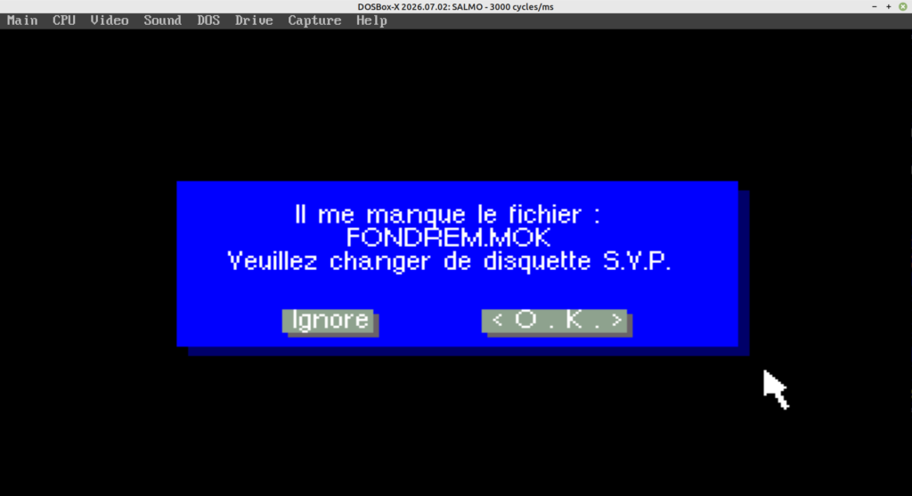Capture de la fenêtre de l'émulateur DOSBox-X. Sur fond noir, en encart bleu contient le message "Il me manque le fichier : FONDREM.MOK Veuillez changer de disquette S.V.P."