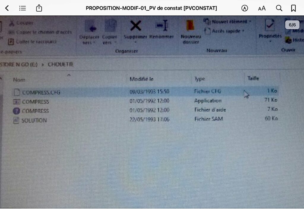 Photographie d'un écran affichant un explorateur de fichiers Windows. Outre le fichier SOLUTION.SAM, on trouve des fichiers nommés COMPRESS.CFG, COMPRESS.HTL COMPRESS.EXE (les extensions sont masquées). 