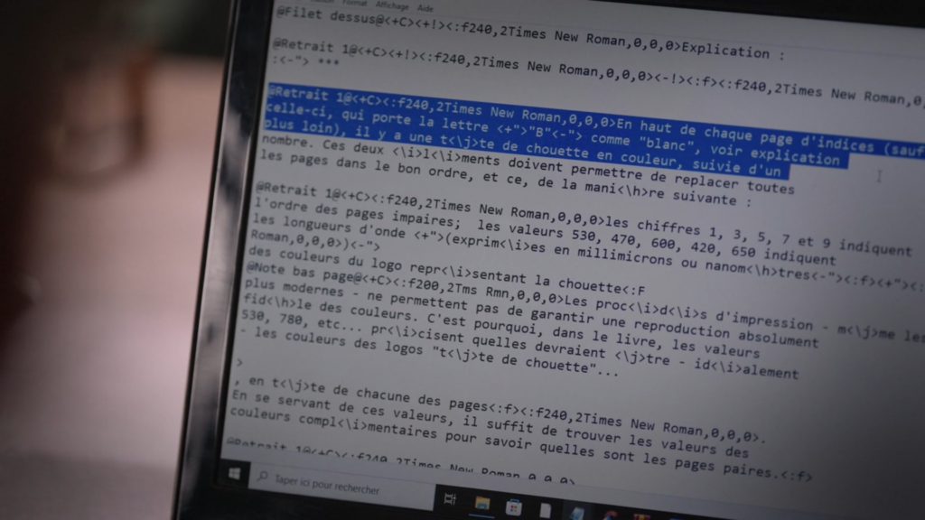 Capture d'écran du film La découverte de la chouette d'or. On y voit un fichier dont la syntaxe correspond à celle d'un fichier AMI Pro ouvert dans le bloc-notes d'un système d'exploitation Windows 10.